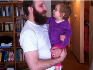 Pai corta a barba e sua filha não o reconhece