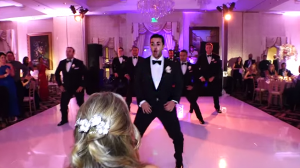 Noivo surpreende com coreografia em casamento