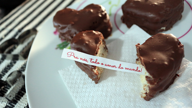 “Biscoitos” de chocolate recheados com bilhetinhos