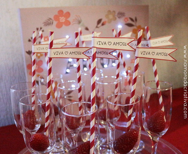 Preparamos drinks com morango e canudinhos personalizados.