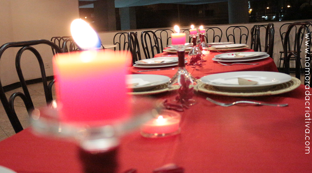 Decoramos a mesa com velas e pétalas.