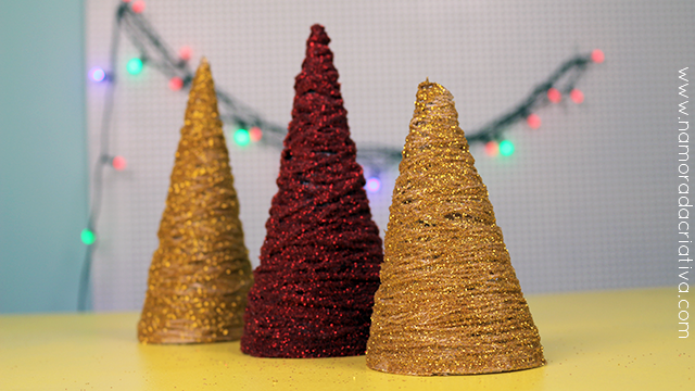 DIY: Mini árvore de natal com linha e glitter | Namorada Criativa - Por Chaiene Morais DIY: Mini árvore de natal com linha e glitter | Namorada Criativa - Por Chaiene Morais