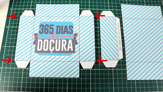 Da mesma forma, você vai vincar e dobrar tudo para dentro. As abas brancas serão coladas, formando a tampa e a base das caixinhas!